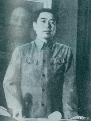 1949年7月6日，周恩来出席中华全国文学艺术工作者代表大会。图为周恩来在会上作政治报告。