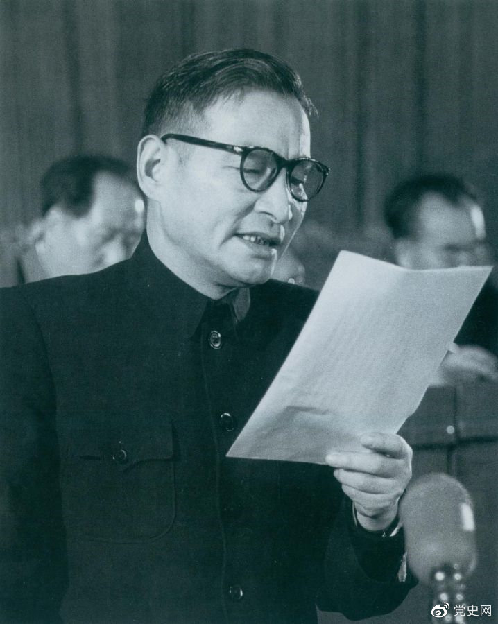 1955年3月21日，陈云在中国共产党全国代表会议上作关于发展国民经济的第一个五年计划的报告。
