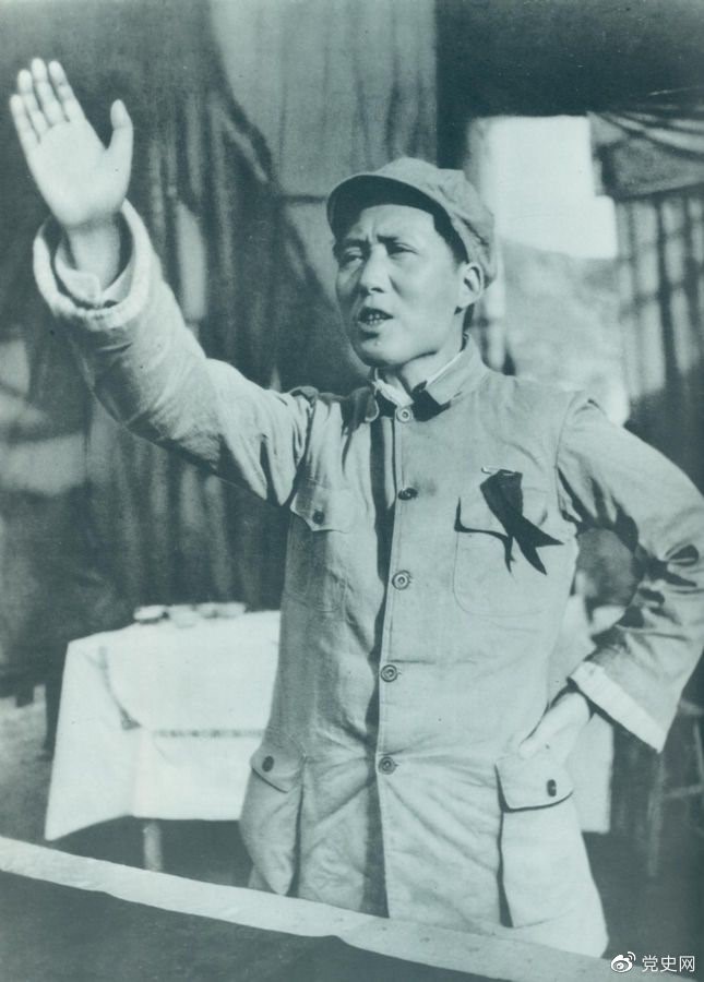 图为抗战初期的毛泽东。