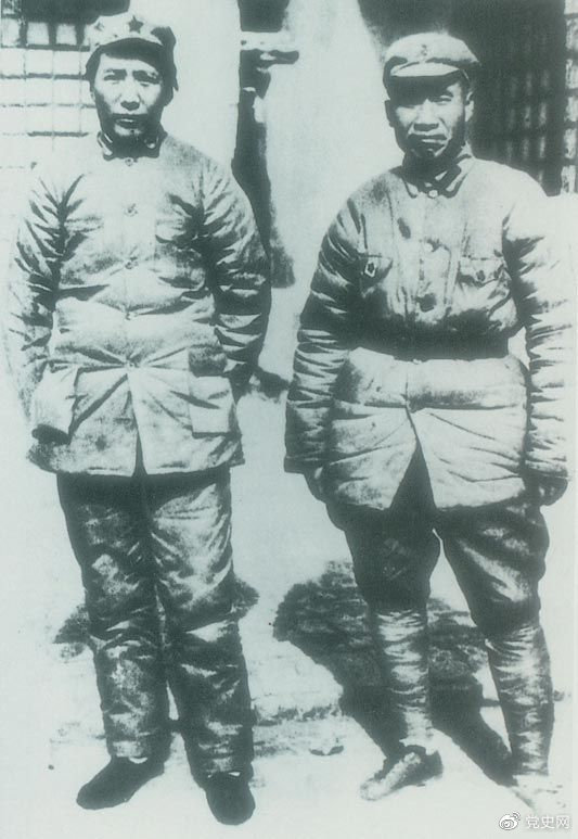 1937年7月7日,卢沟桥事变爆发。8日,中共中央通电全国,号召结成民族统一战线抵抗日本侵略者。图为1936年冬毛泽东和朱德在陕北。