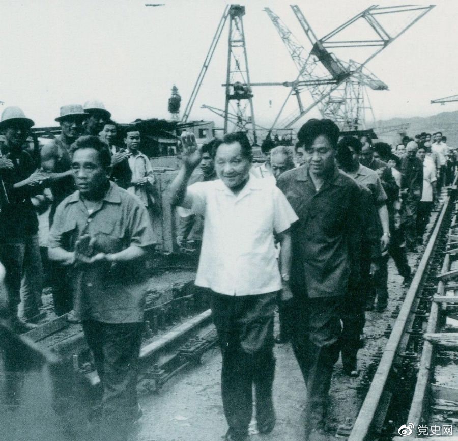 1980年7月12日，邓小平到葛洲坝水利枢纽工程视察。
